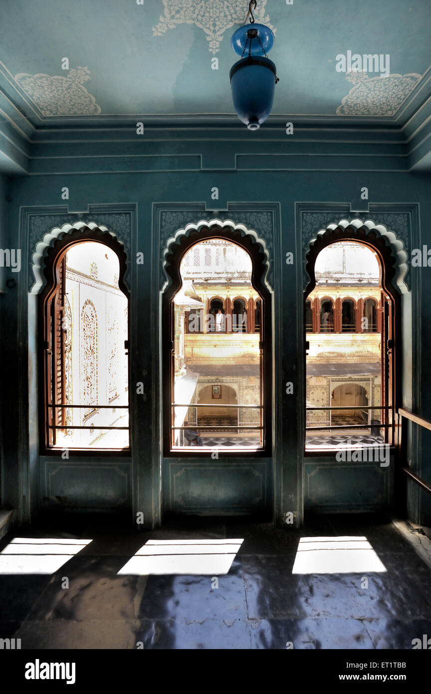 Fenêtre décorative dans city palace udaipur rajasthan Inde Asie Banque D'Images