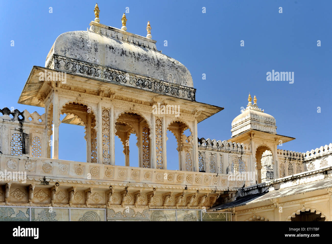 Cour intérieure de l'étage supérieur de city palace udaipur rajasthan Inde Asie Banque D'Images