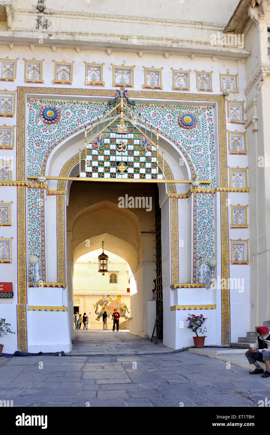 Peinture murale décorative avec gate city palace à udaipur au Rajasthan Inde Asie Banque D'Images