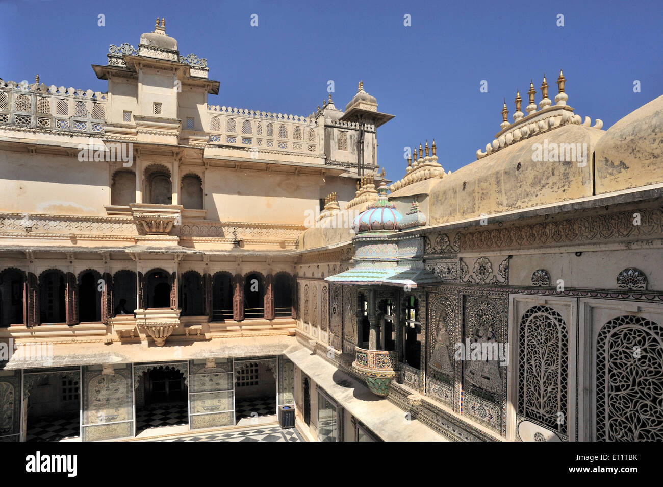 Décoration dans la cour de city palace udaipur rajasthan Inde Asie Banque D'Images