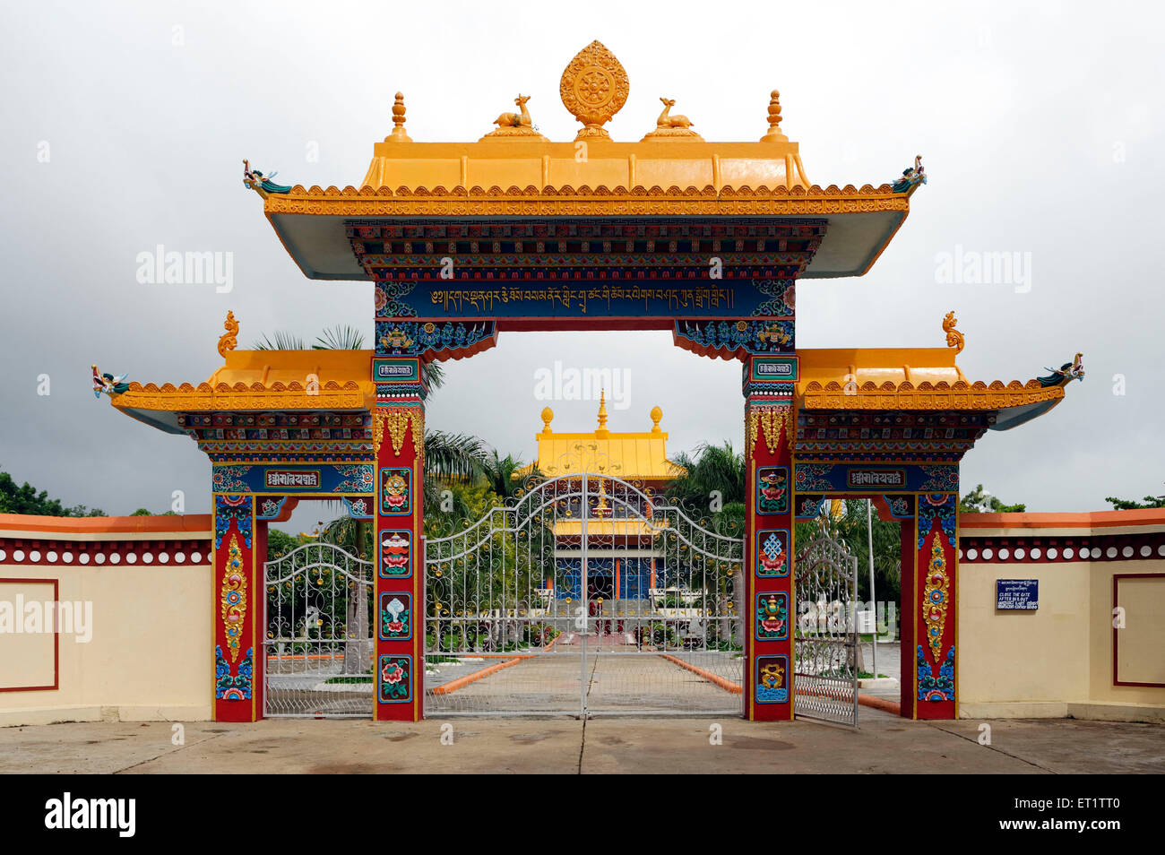 Entrée du monastère de Gaden Shar à Mundgod Karnataka Inde Asie Banque D'Images