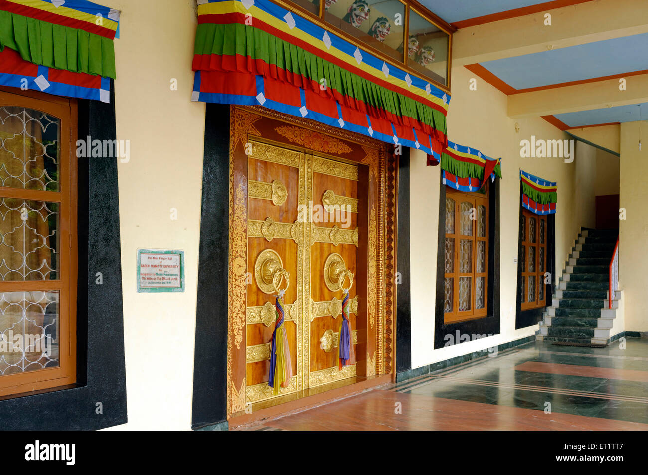Porte en bois décoré Shar monastère de Gaden à Mundgod au Karnataka Inde Banque D'Images