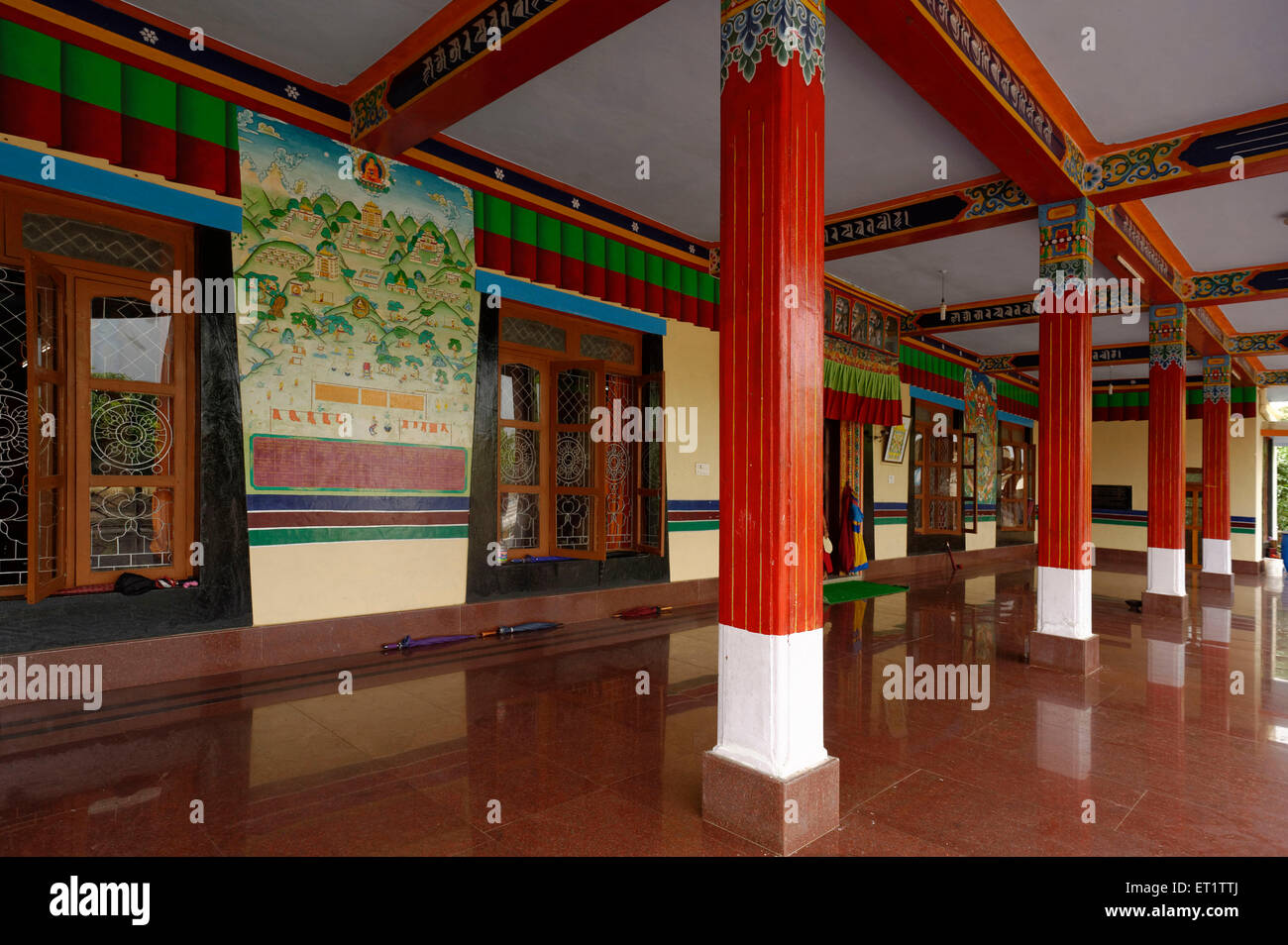 Entrée de la salle de prière Shar monastère de Gaden à Mundgod au Karnataka Inde Asie Banque D'Images