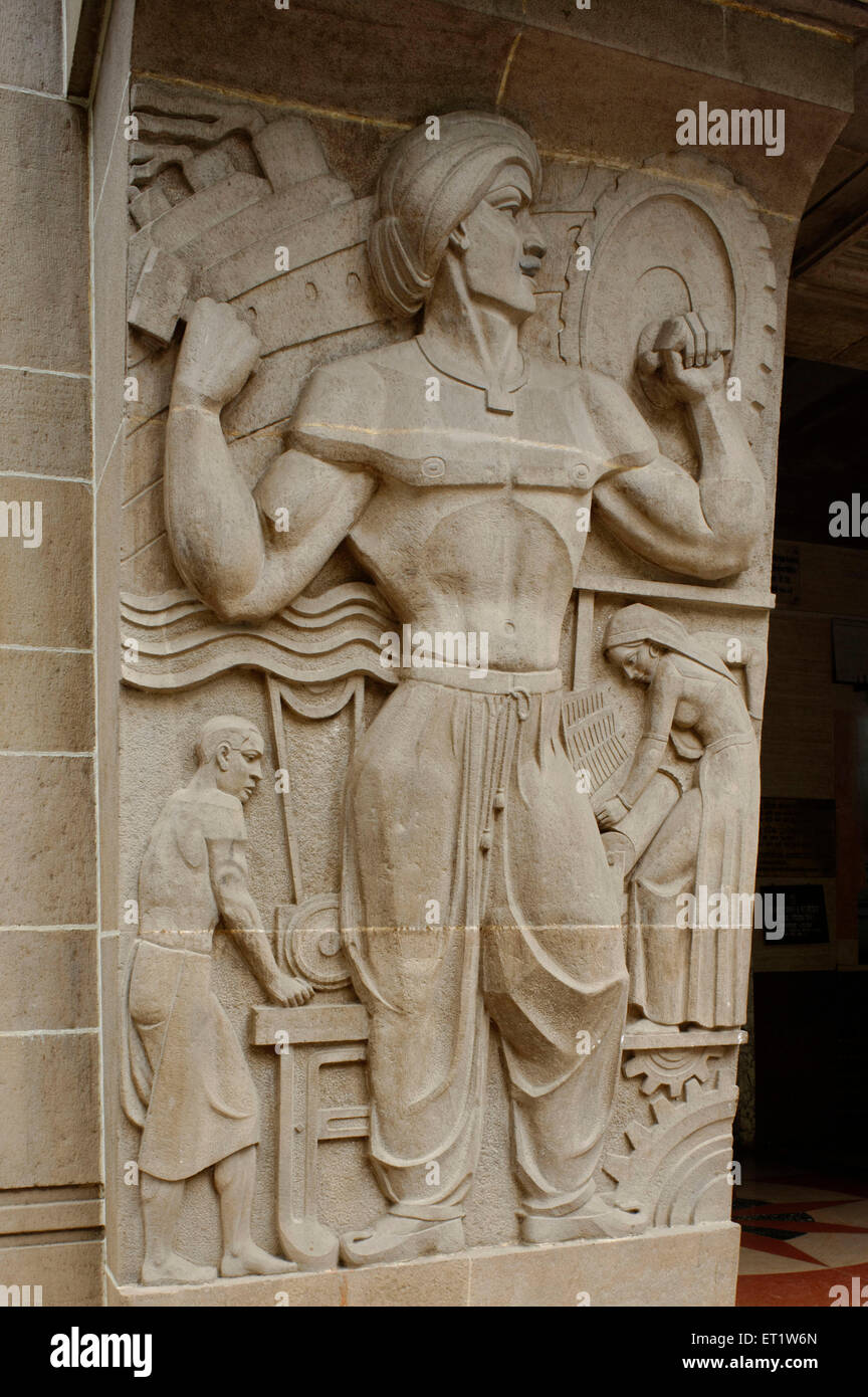 Sculpture de travailleur sur New India Assurance Building Mumbai Maharashtra Inde Asie Banque D'Images