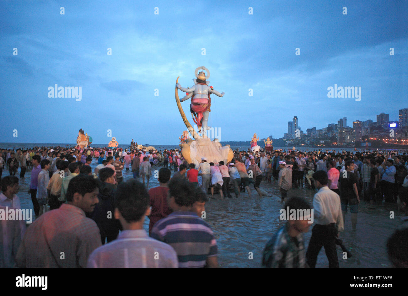 Idole de Seigneur Ganesha (tête d'éléphant) ; Dieu Visarjan cérémonie 2008 Girgaum ; plage Chowpatty ; Bombay Mumbai Maharashtra ; Banque D'Images