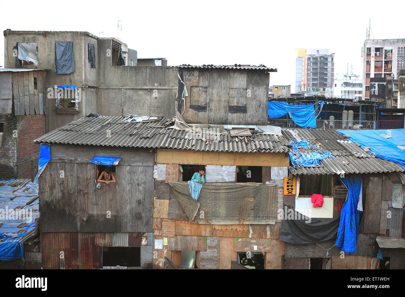Les habitants des bidonvilles à Bandra ; Behrampada ; Bombay Mumbai Maharashtra ; Inde ; Banque D'Images