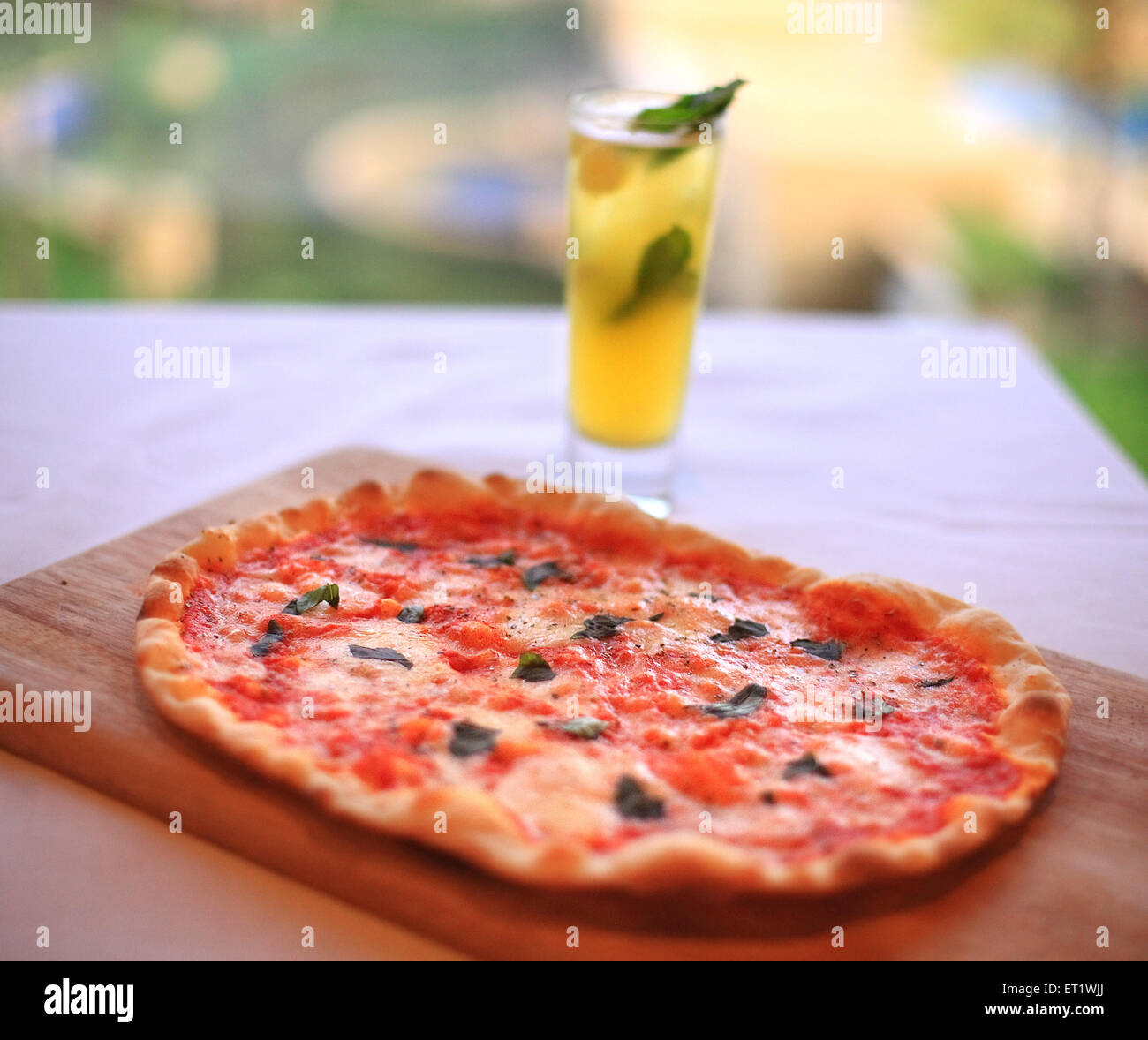 La base de gin boisson fraîche en verre avec la pizza sur une table à manger dans l'hôtel ; Bombay Mumbai Maharashtra ; Inde ; Banque D'Images