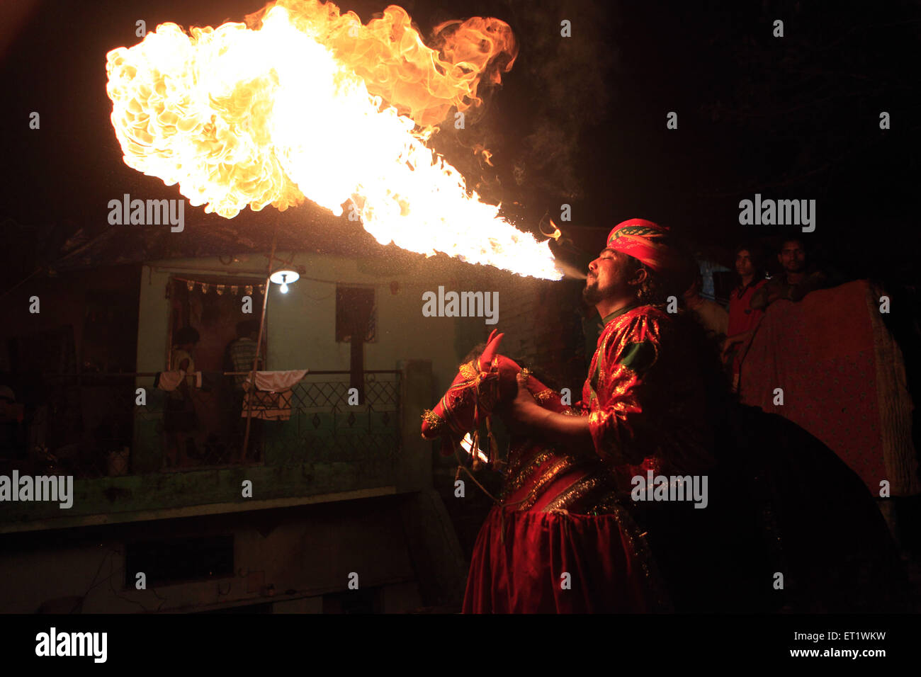 La respiration du feu est l'acte de la création d'un panache de feu en respirant un flux de carburant au dessus d'une flamme Banque D'Images