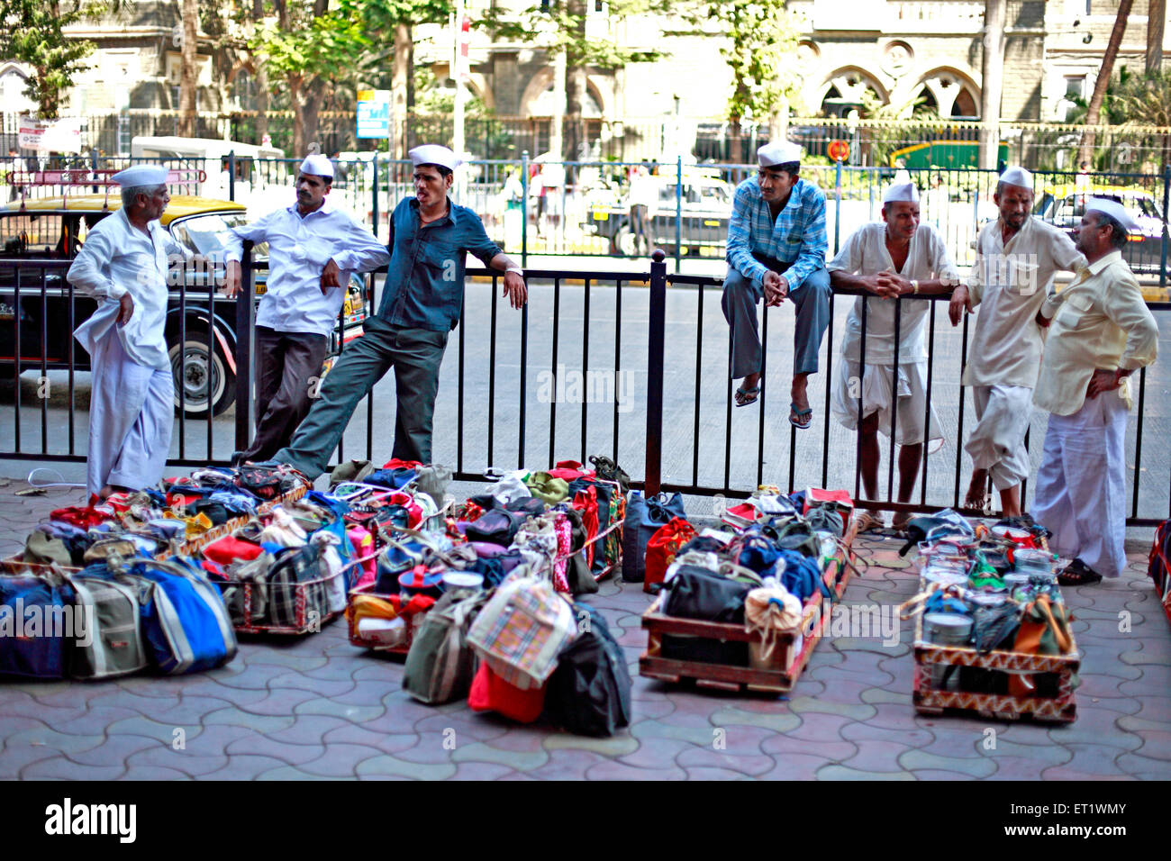 Dabbawallas avec boîtes à lunch Bombay Mumbai Maharashtra Inde Asie Banque D'Images