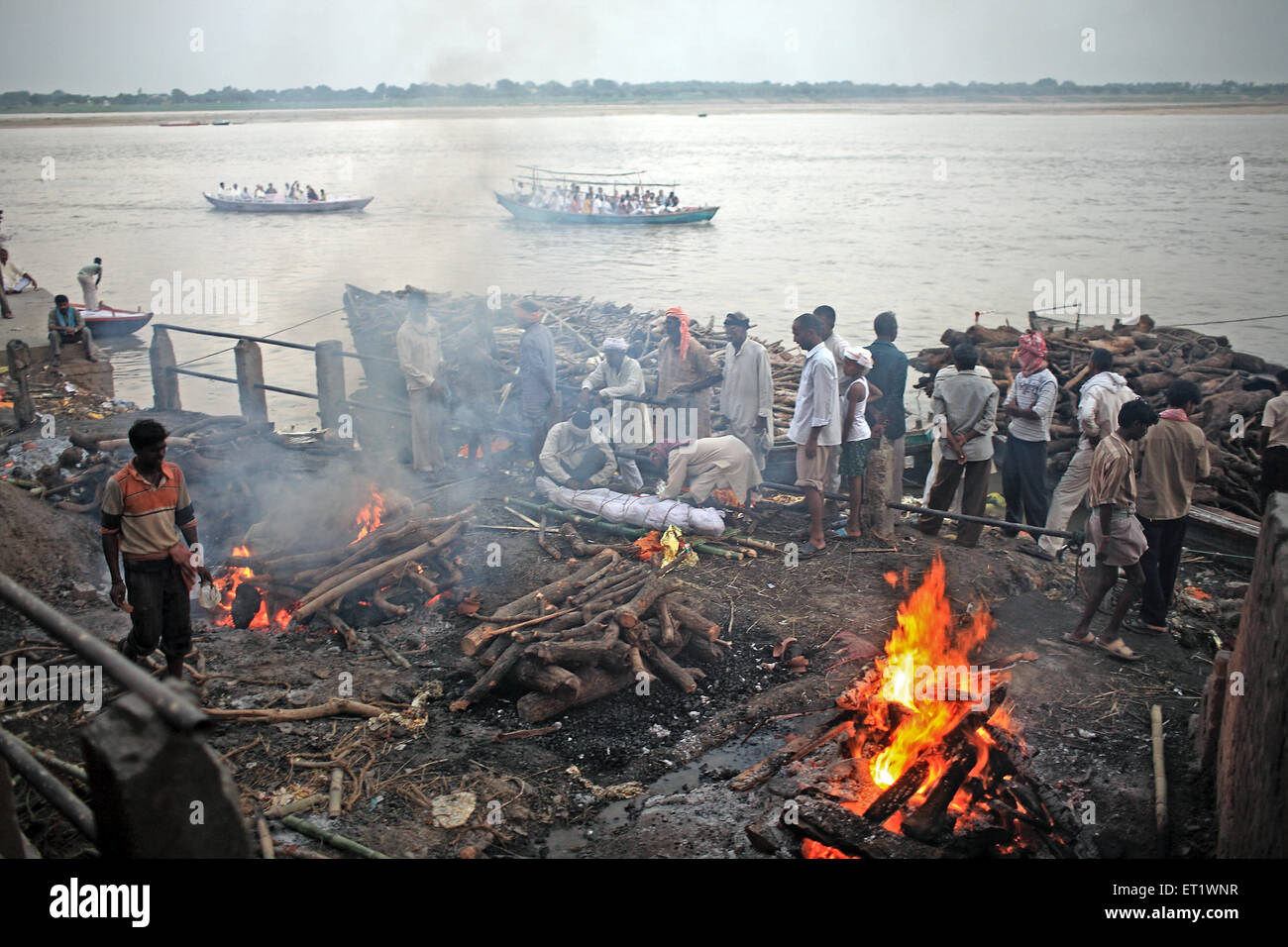 Cadavres brûlés à manikarnika ghat sur le Gange à Varanasi Uttar Pradesh Inde Asie - sous 179620 Banque D'Images
