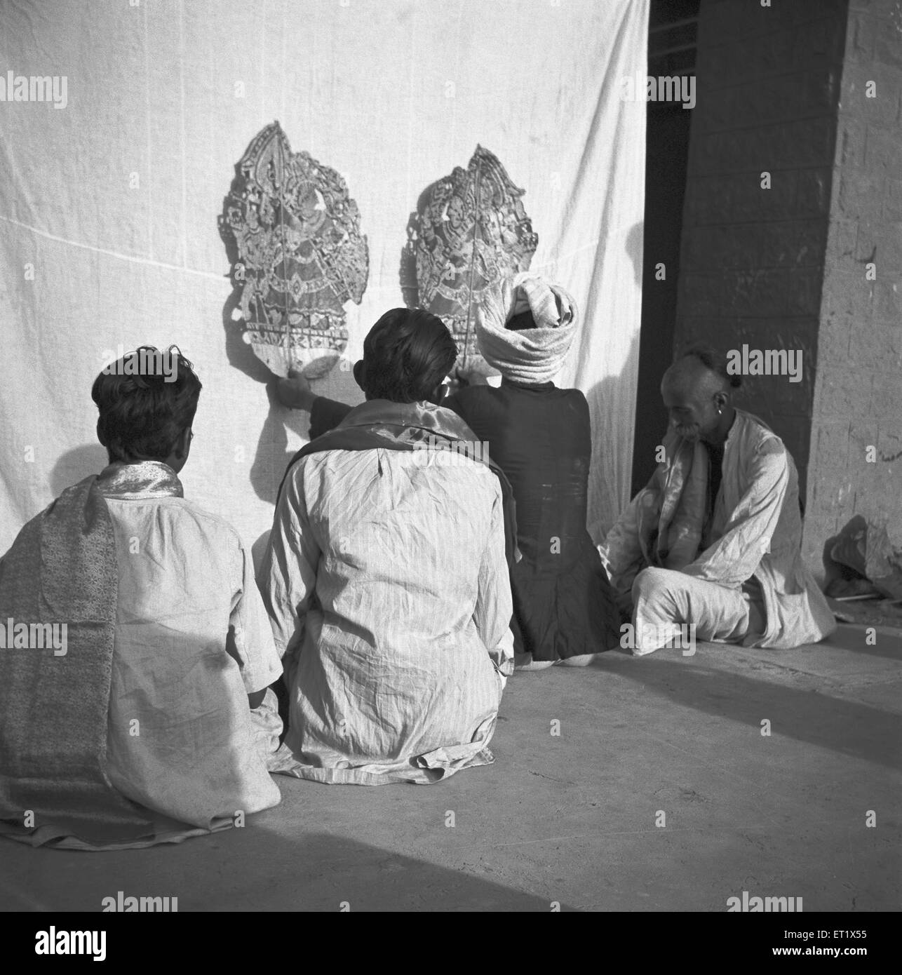 Les hommes assis derrière l'écran de tissu cuir léger jeté manipuler la marionnette marionnette plat jouer ; Hallare ; village Mysore Banque D'Images