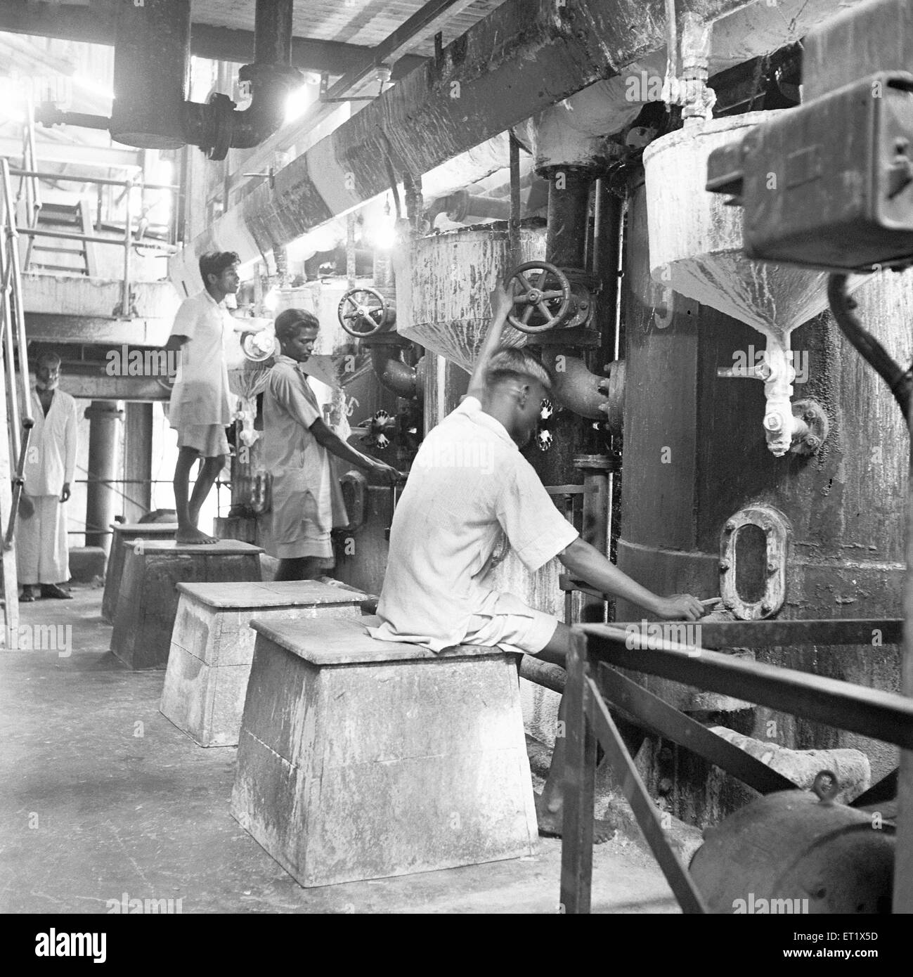 Année 1955 ; les personnes qui travaillent dans l'usine de traitement sur le sucre ; cannes ; ; ; district de Mandya Mandya Inde Karnataka ; Banque D'Images
