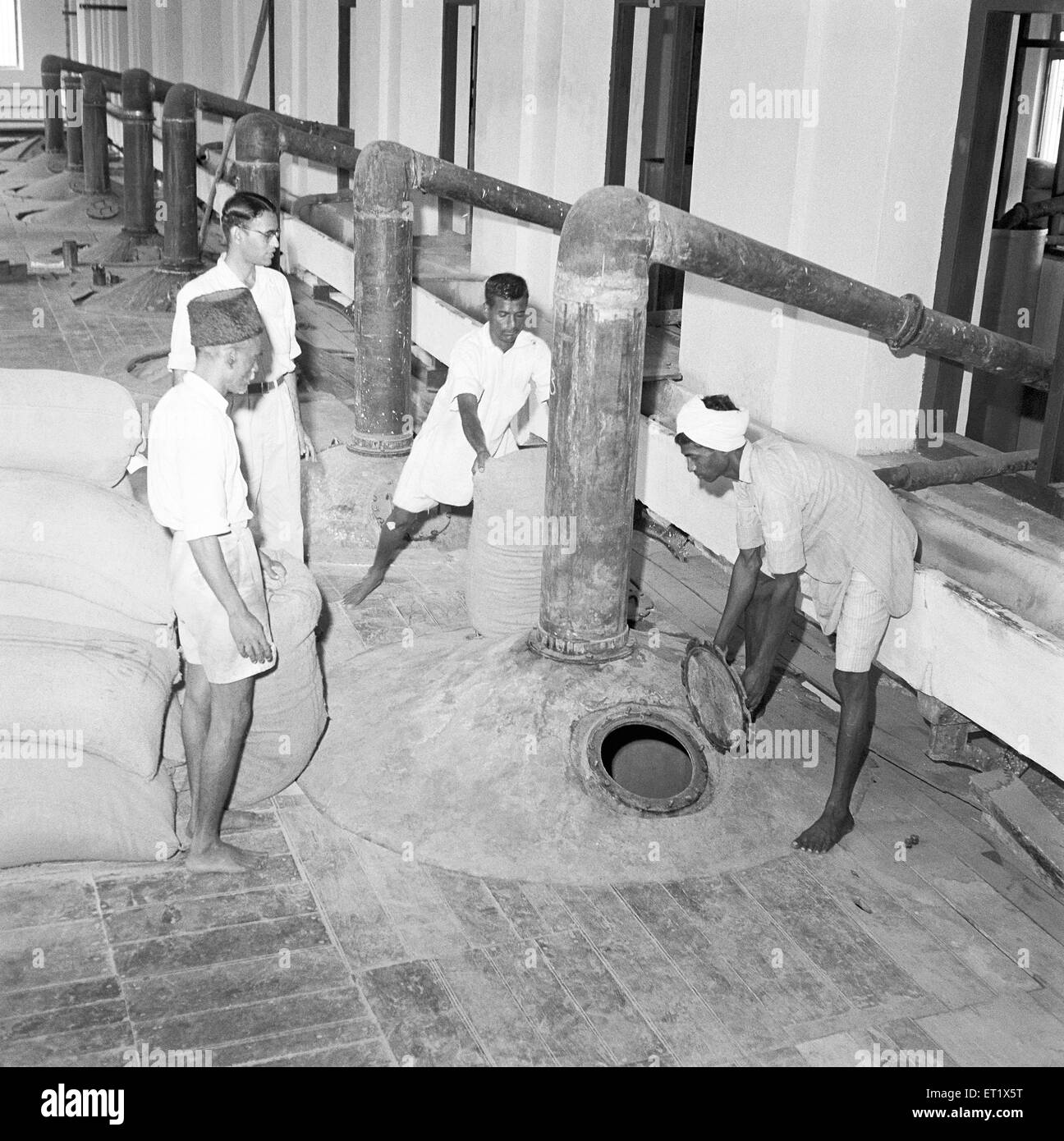Année 1953 ; les travailleurs qui travaillent dans l'extraction de l'huile de santal Mysore ; usine ; ville ; Inde Karnataka Banque D'Images
