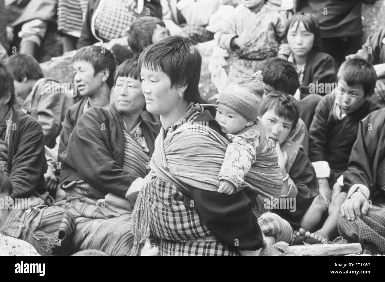 La mère et l'enfant bhoutanais passer devant la foule au festival à Paro Bhoutan ; Banque D'Images