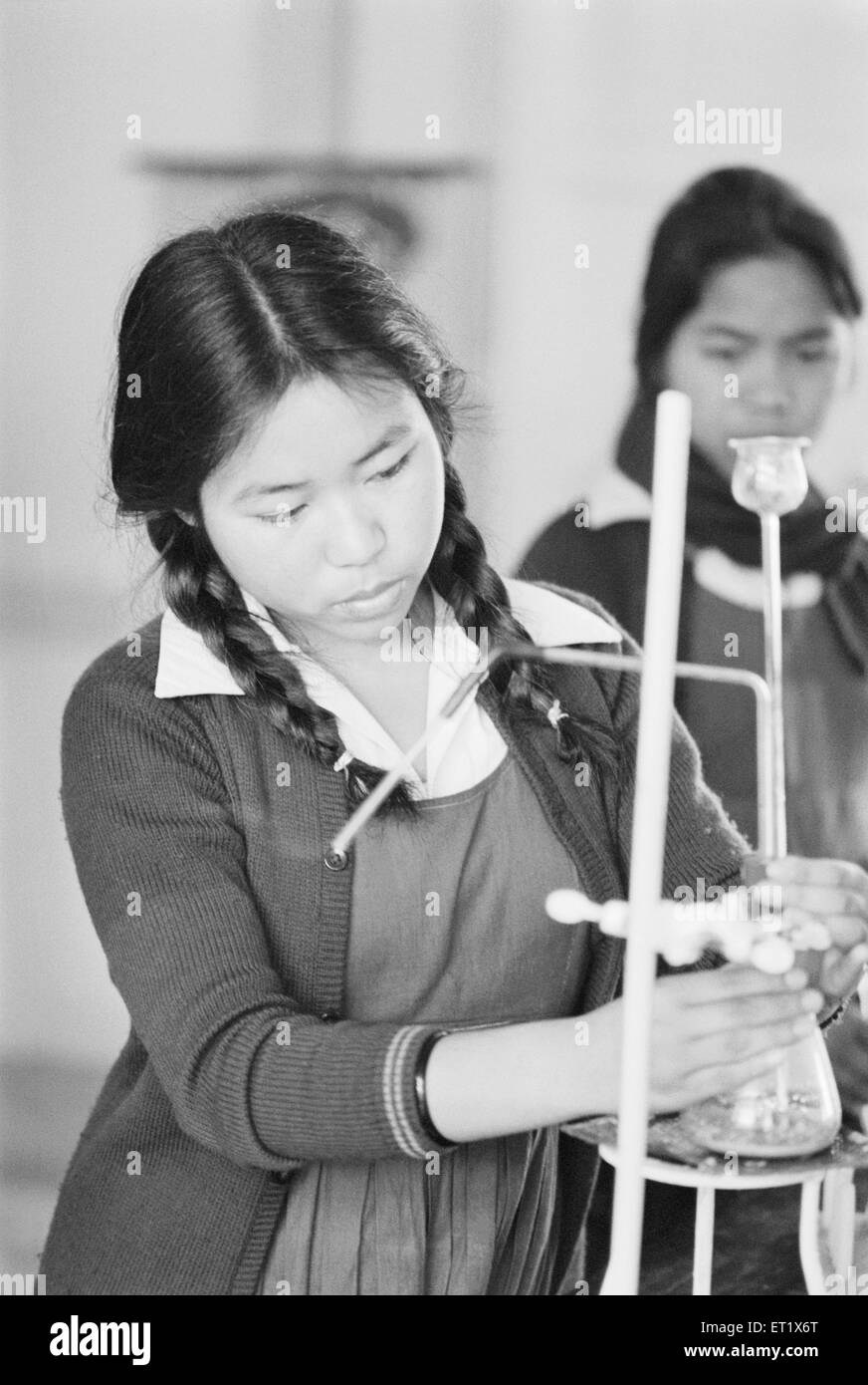 Etudiant au travail en laboratoire de l'école Sharada Ramakrihna ; Khonsa ; district de Tirap dans l'Arunachal Pradesh ; Inde ; Asie ; image ancienne du millésime 1900 Banque D'Images