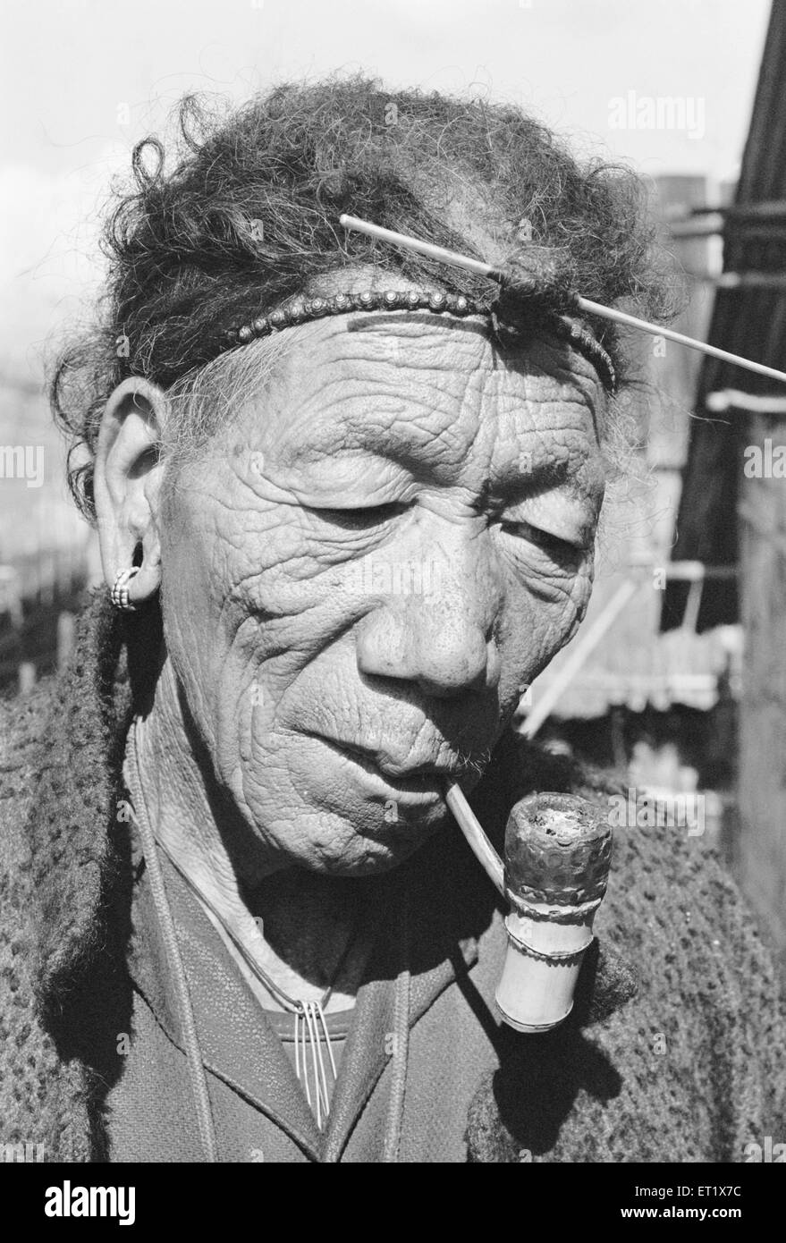 Membre de la tribu de Tani App bénéficie d'pipe Ziro siège du District de Lower Subansiri Arunachal Pradesh ; Banque D'Images