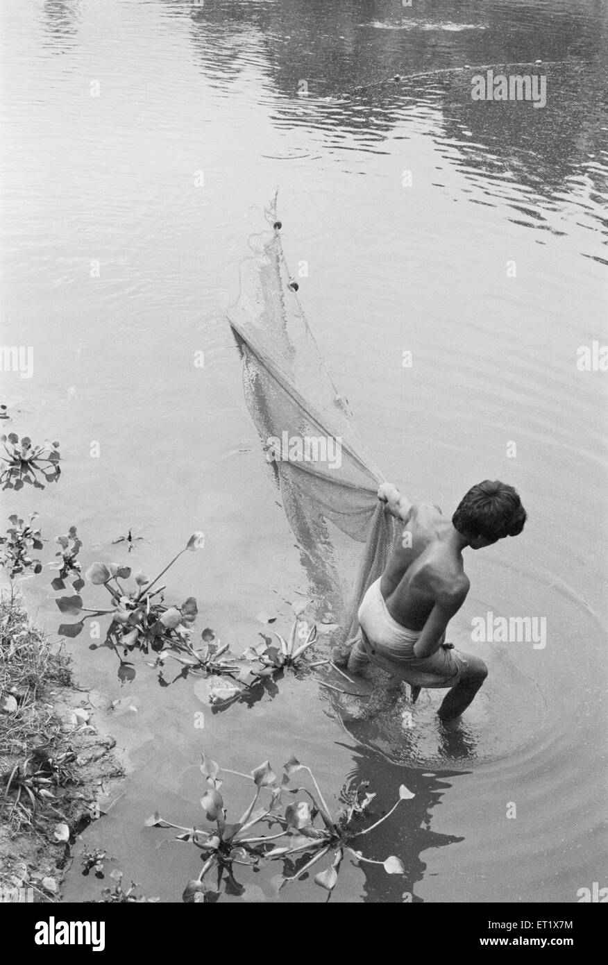 Pêcheurs dans le district de Subansiri inférieur ; Arunachal Pradesh ; Inde ; Asie ; ancienne image du millésime 1900 Banque D'Images