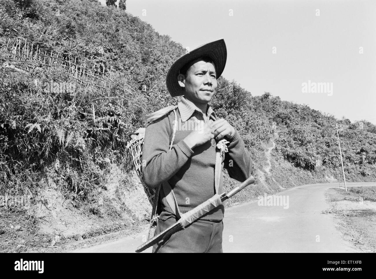 Hill Miri tribesman portant un chapeau de bambou ; Arunachal Pradesh ; Inde ; Asie ; ancienne image millésime des années 1900 Banque D'Images