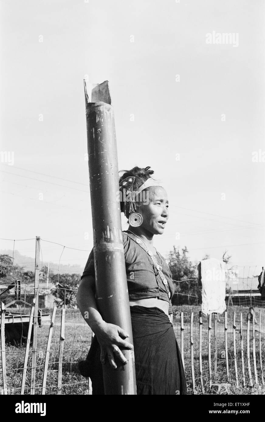 Dame de la tribu de l'IDU Mishmi ; peuple Mishmi ; Vallée de Dibang ; District de Lohit ; Siang oriental ; Arunachal Pradesh ; Inde ; Asie ; ancienne image des années 1900 Banque D'Images