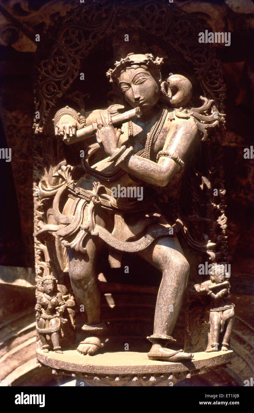 Lady jouant de la sculpture de flûte; temple de Chennakesava; Chennakeshava; Keshava; Vijayanarayana; Belur; Karnataka; Inde; Asie; vieux millésime 1900 Banque D'Images