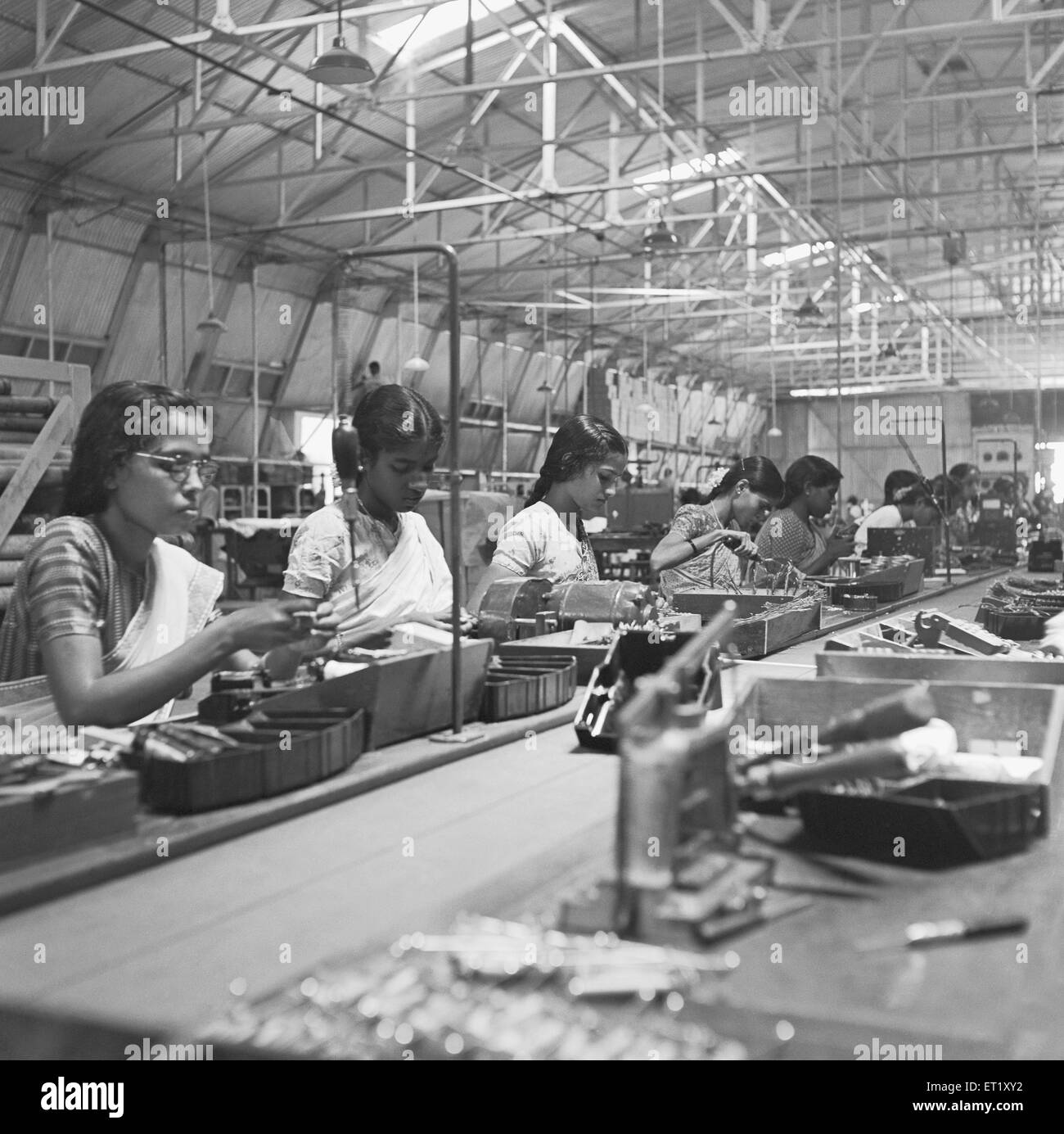 Femmes travaillant dans l'usine téléphonique ; fabrication d'instruments téléphoniques à Bangalore ; Karnataka ; Inde ; Asie ; ancien millésime 1900 Banque D'Images