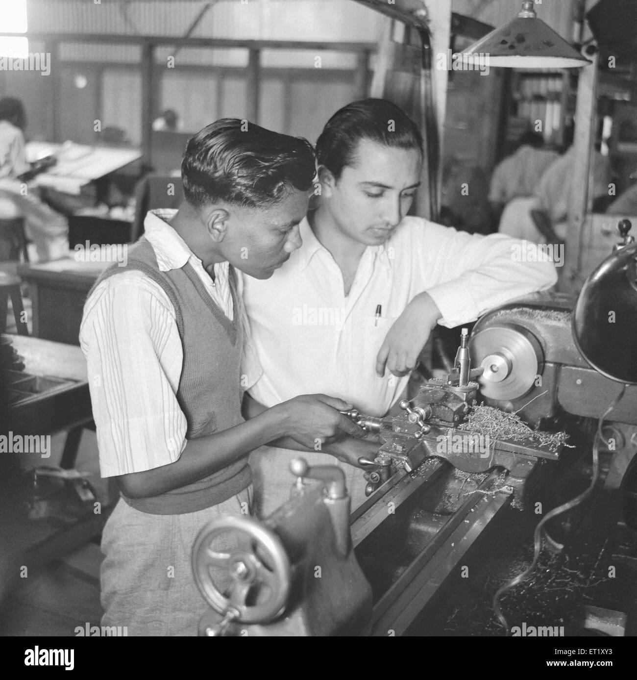 Hommes travaillant dans l'usine de téléphone ; fabrication d'instruments de téléphone à Bangalore ; Karnataka ; Inde ; Asie ; ancien millésime 1900 Banque D'Images