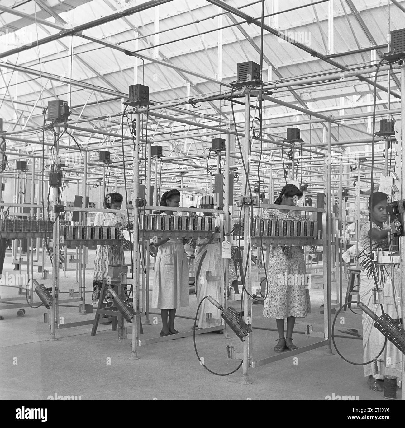 Usine de téléphone de travail des femmes ; fabrication d'instruments de téléphone à Bangalore ; Karnataka ; Inde ; Asie ; ancien millésime 1900 Banque D'Images