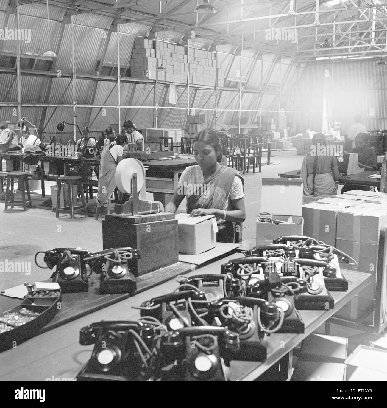 Femmes travaillant dans une usine de téléphone ; fabrication d'instruments de téléphone à Bangalore ; Karnataka ; Inde ; Asie ; ancienne image de 1900s Banque D'Images