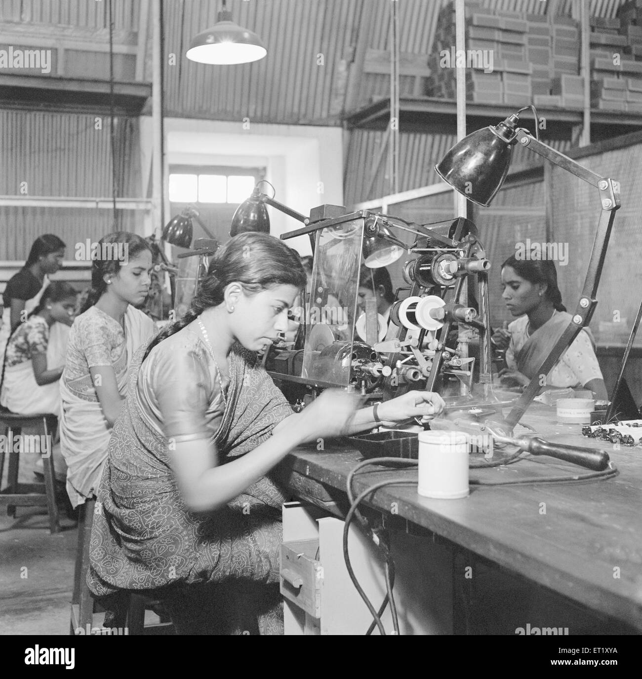 Usine de téléphone de travail des femmes ; fabrication d'instruments de téléphone à Bangalore ; Karnataka ; Inde ; Asie ; Inde ; Asiatique ; ancien millésime 1900s Banque D'Images