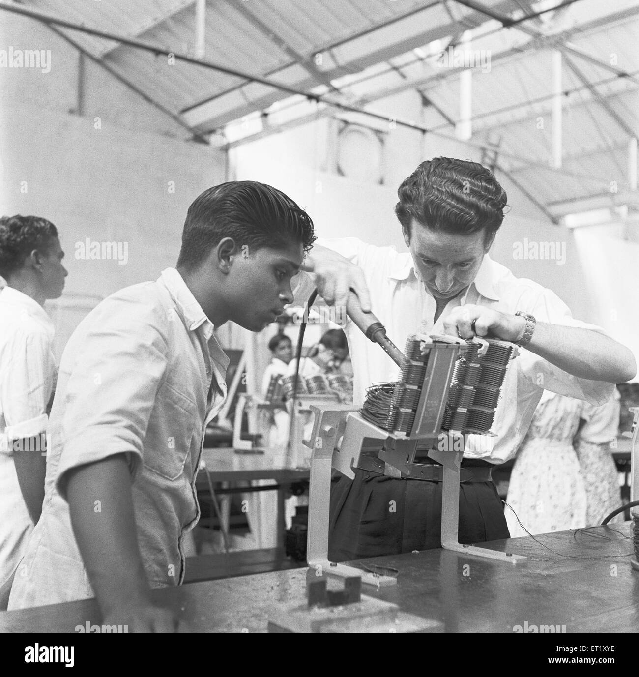 Hommes soudant un instrument ; usine téléphonique ; fabrication d'instruments téléphoniques à Bangalore ; Karnataka ; Inde ; Asie ; ancien millésime 1900 Banque D'Images