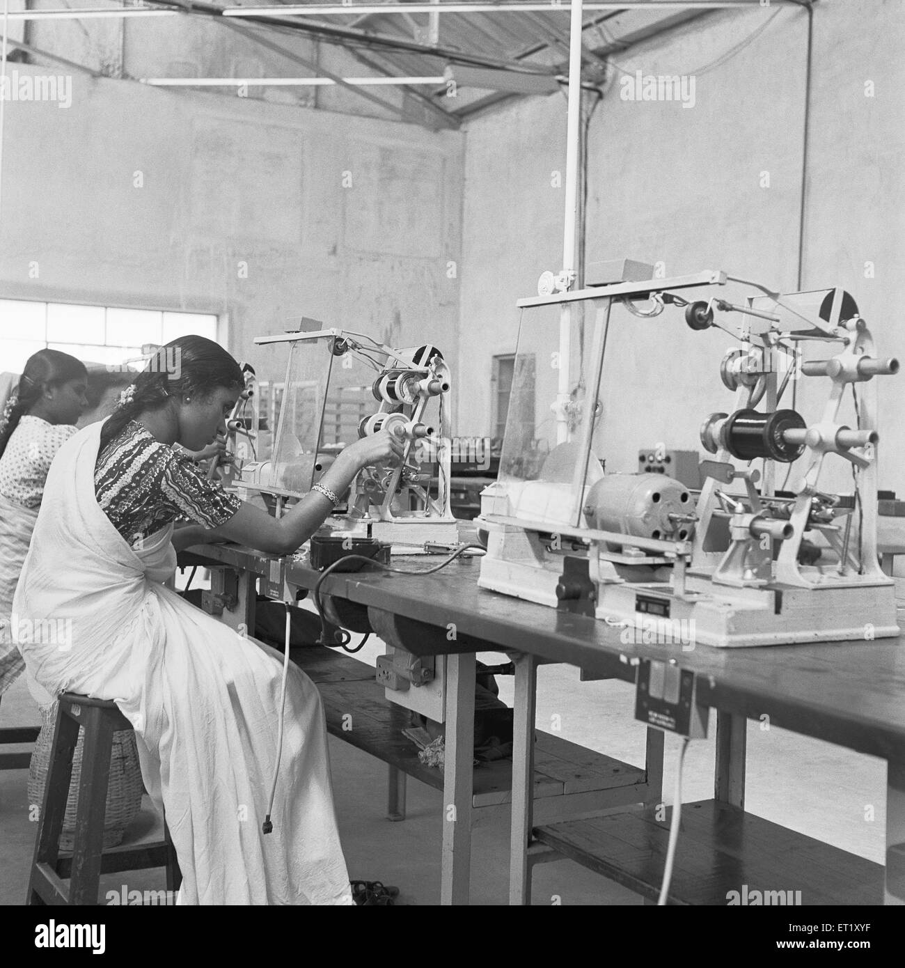 Usine de téléphone de travail des femmes ; fabrication d'instruments de téléphone à Bangalore ; Karnataka ; Inde ; Asie ; ancien millésime 1900 Banque D'Images