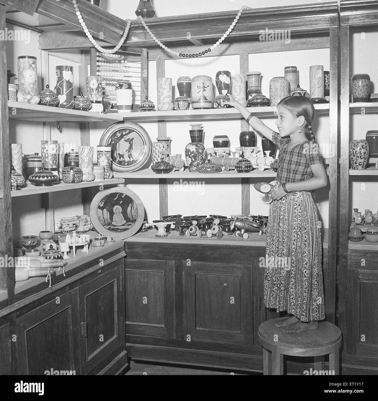 Fille regardant des jouets laqués peints ; Channapatna ; Karnataka ; Inde ; Asie ; ancien millésime 1900 Banque D'Images