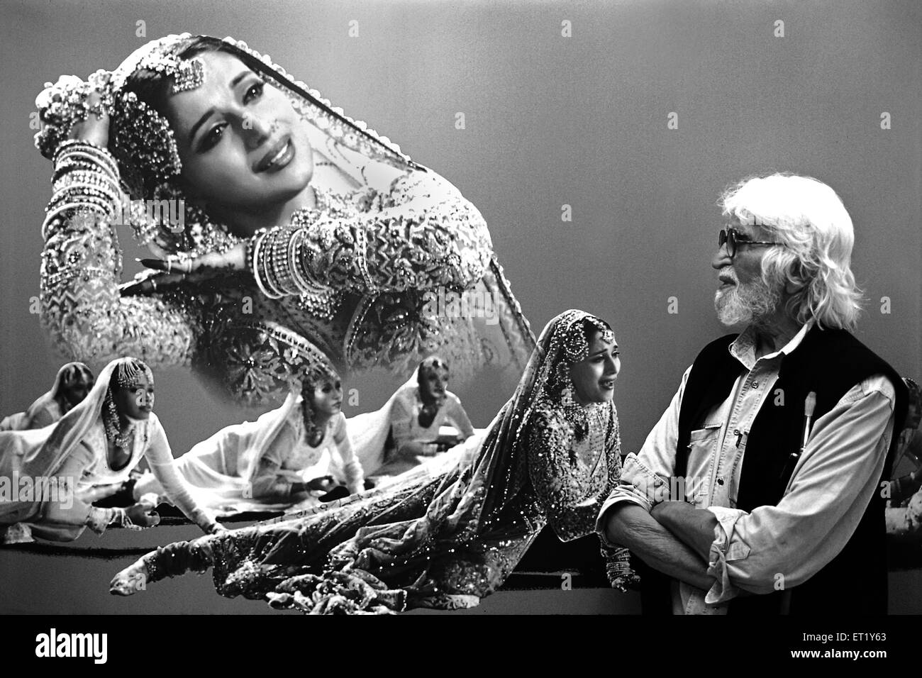 M F Hussain à la recherche à l'affiche de madhuri dixit en tao art gallery mumbai Maharashtra Inde Asie Banque D'Images