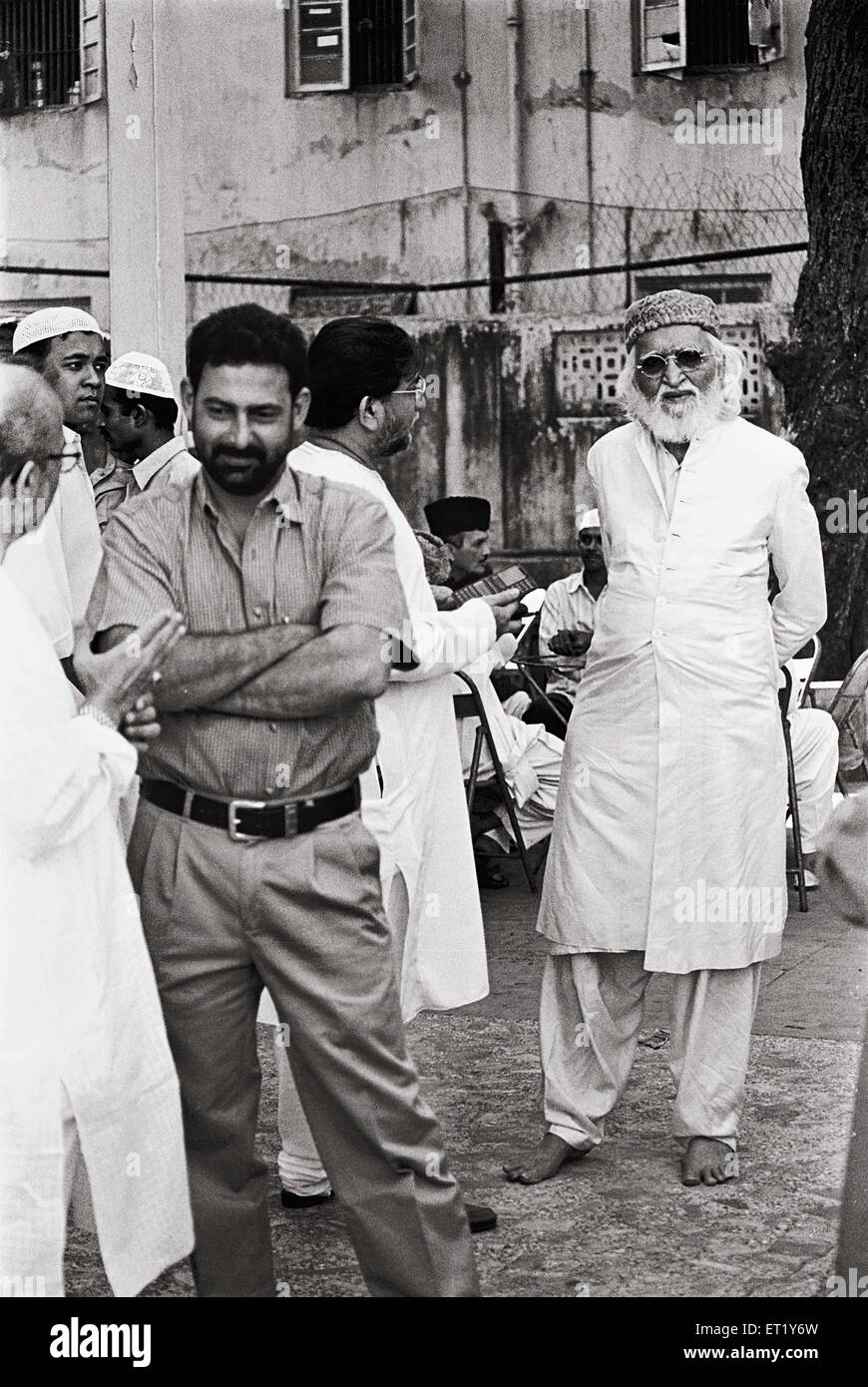 M F Husain habillé traditionnellement pour le déjeuner annuel eid Badar bagh mumbai Maharashtra Inde Asie peintre indien Banque D'Images