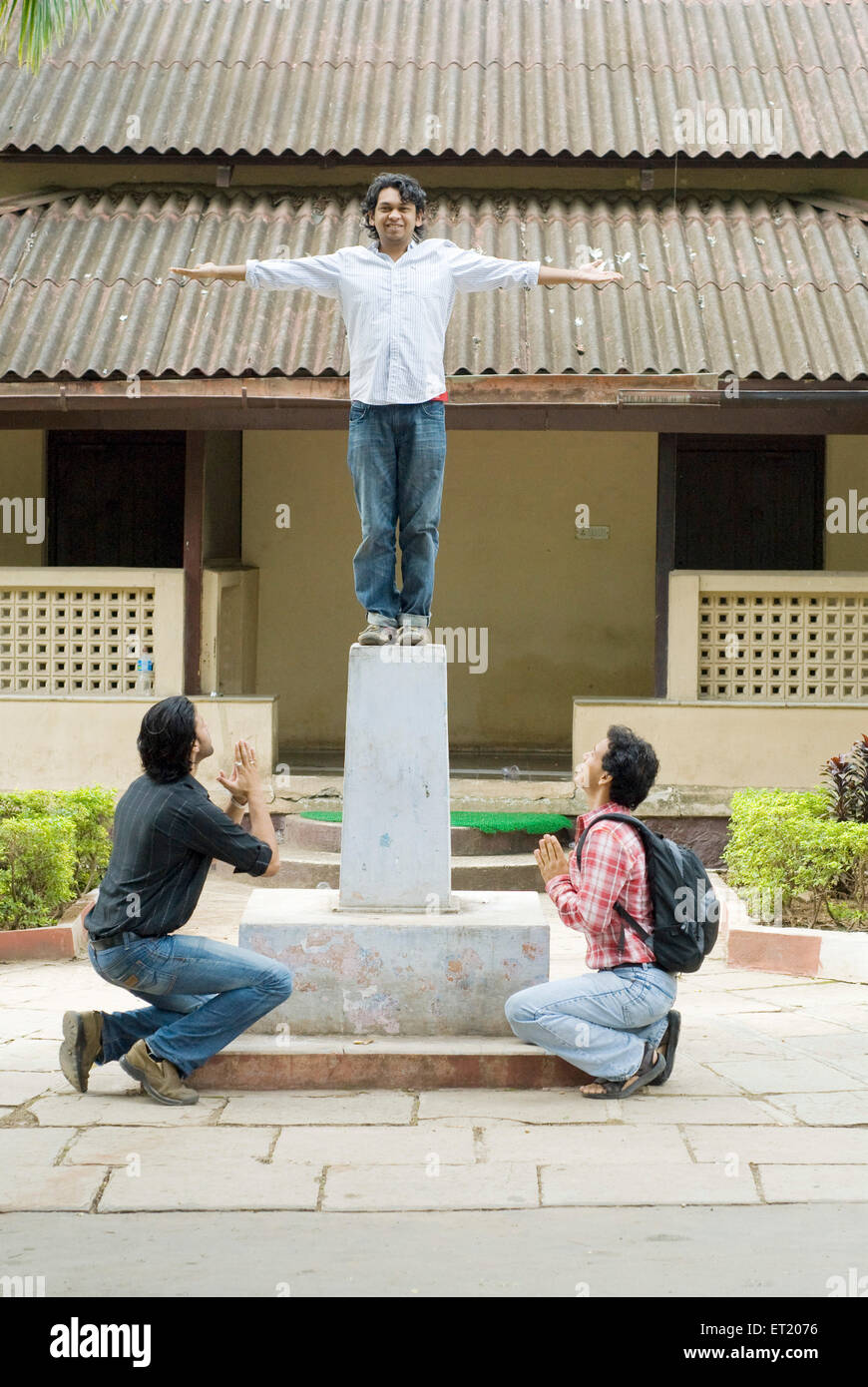 Deux garçons priant homme debout avec les bras larges ouverts, Bombay, Mumbai, Maharashtra, Inde, Asie Banque D'Images