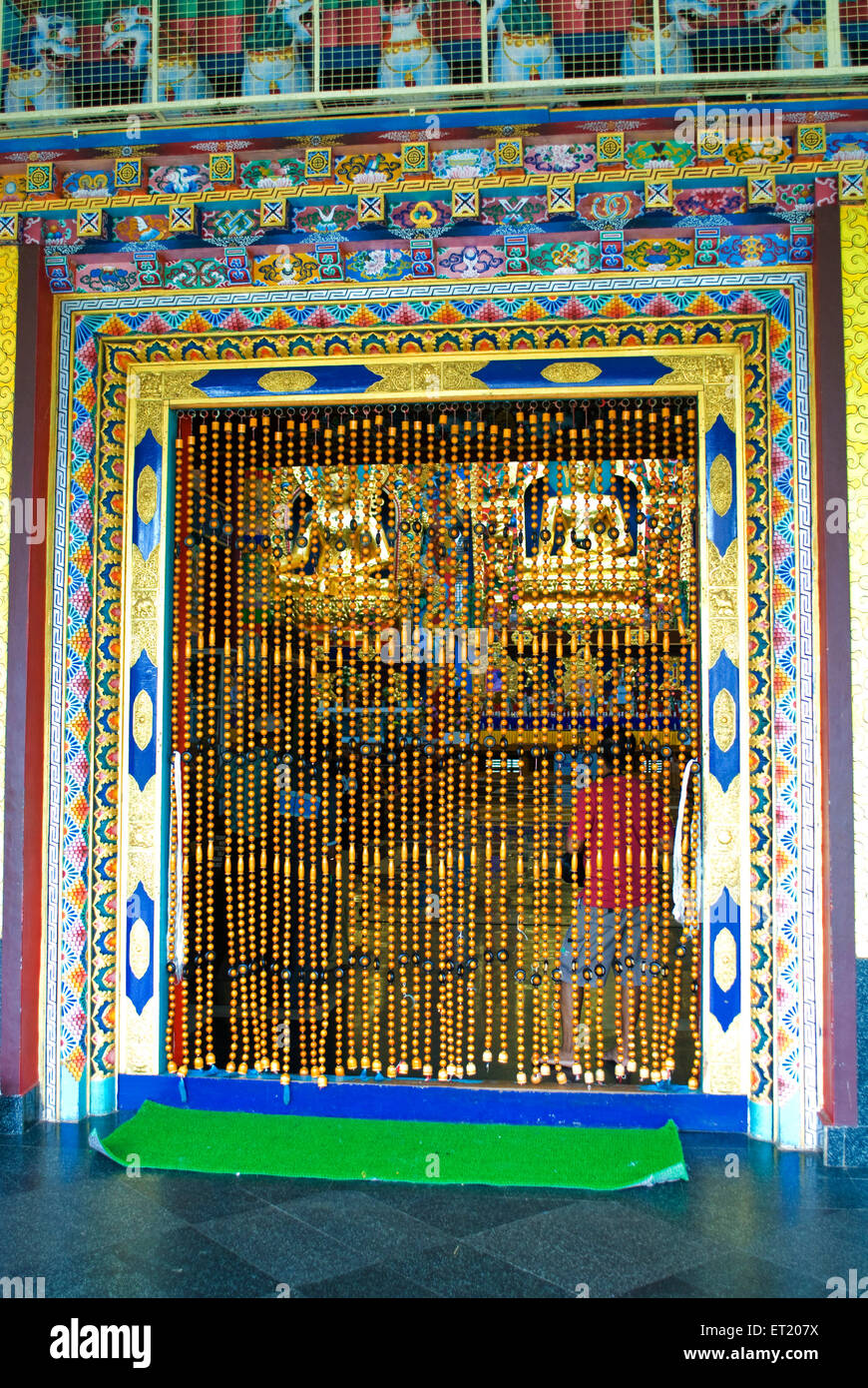 Entrée du rideau de perles, Monastère Namdroling, Monastère Namdroling Nyingmapa, Bylakuppe, Mysore, Mysuru, Karnataka, Inde, Asie Banque D'Images
