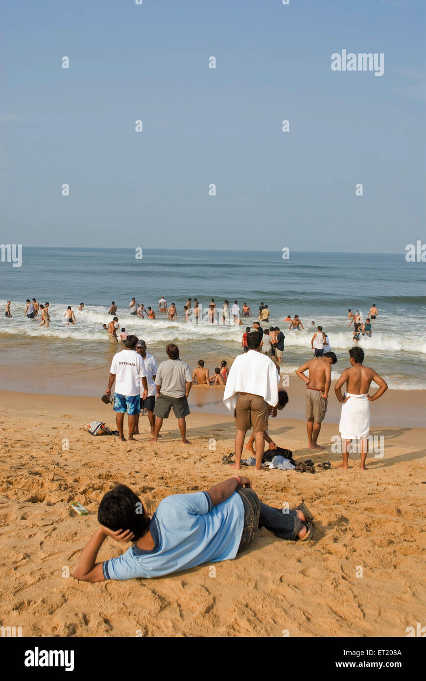 Personnes se baignant détente debout, Calangute plage, Panjim, Panaji, Goa, Inde, Asie Banque D'Images