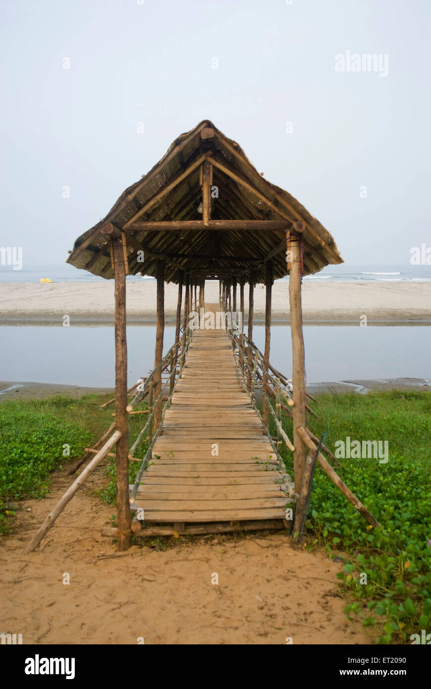 Pont à pied au-dessus de l'eau, plage de Mandarin, Panjim, Panaji, Goa, Inde, Asie Banque D'Images