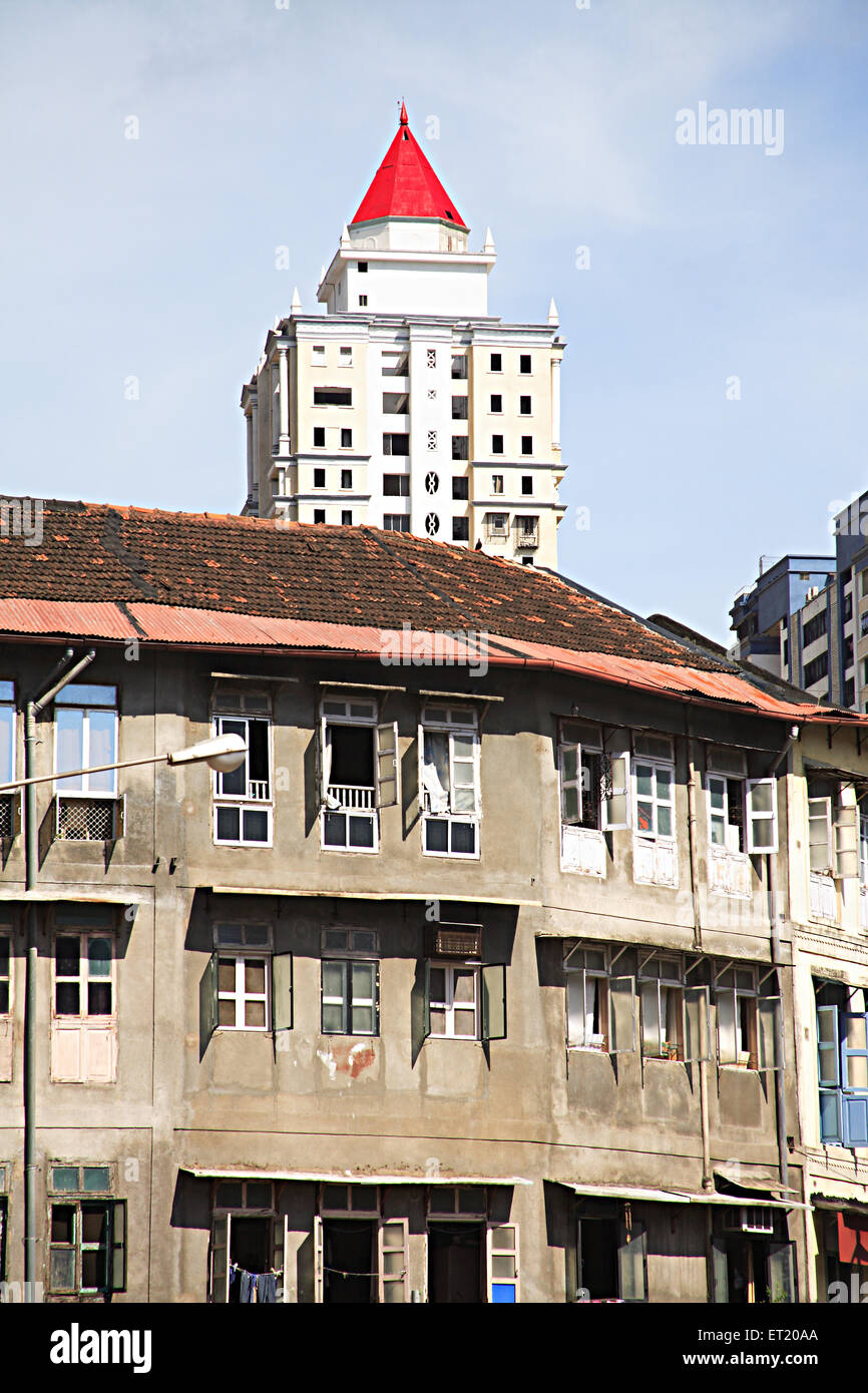 Ancien pavillon de boue chawl construction de logements urbains en masse ; Raja Rammohan Roy ; route ; route ; Girgaon Charni Bombay Mumbai Banque D'Images