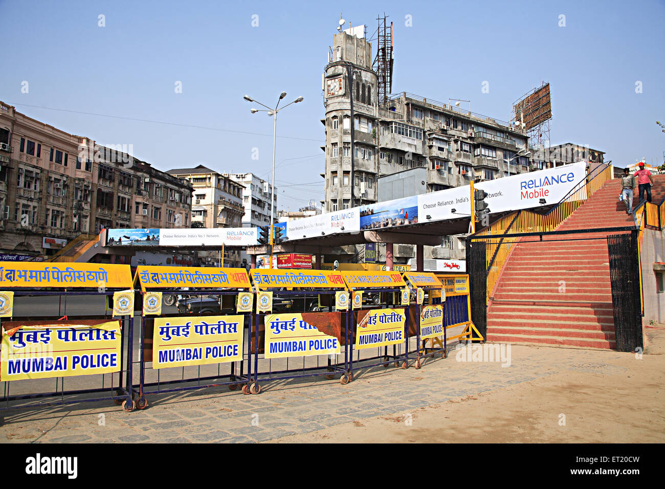 Les panneaux publicitaires et passerelle à G. B. Pant Chowk Girgaon Chowpatty Seaface ; ; ; ; Charni Road Bombay Mumbai Banque D'Images