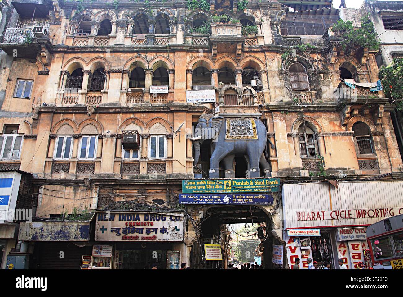 Construction ancienne Bhangwadi urbain de masse ; logement ; route Kalbadevi Marine Lines ; Bombay Mumbai Maharashtra ; Inde ; Banque D'Images