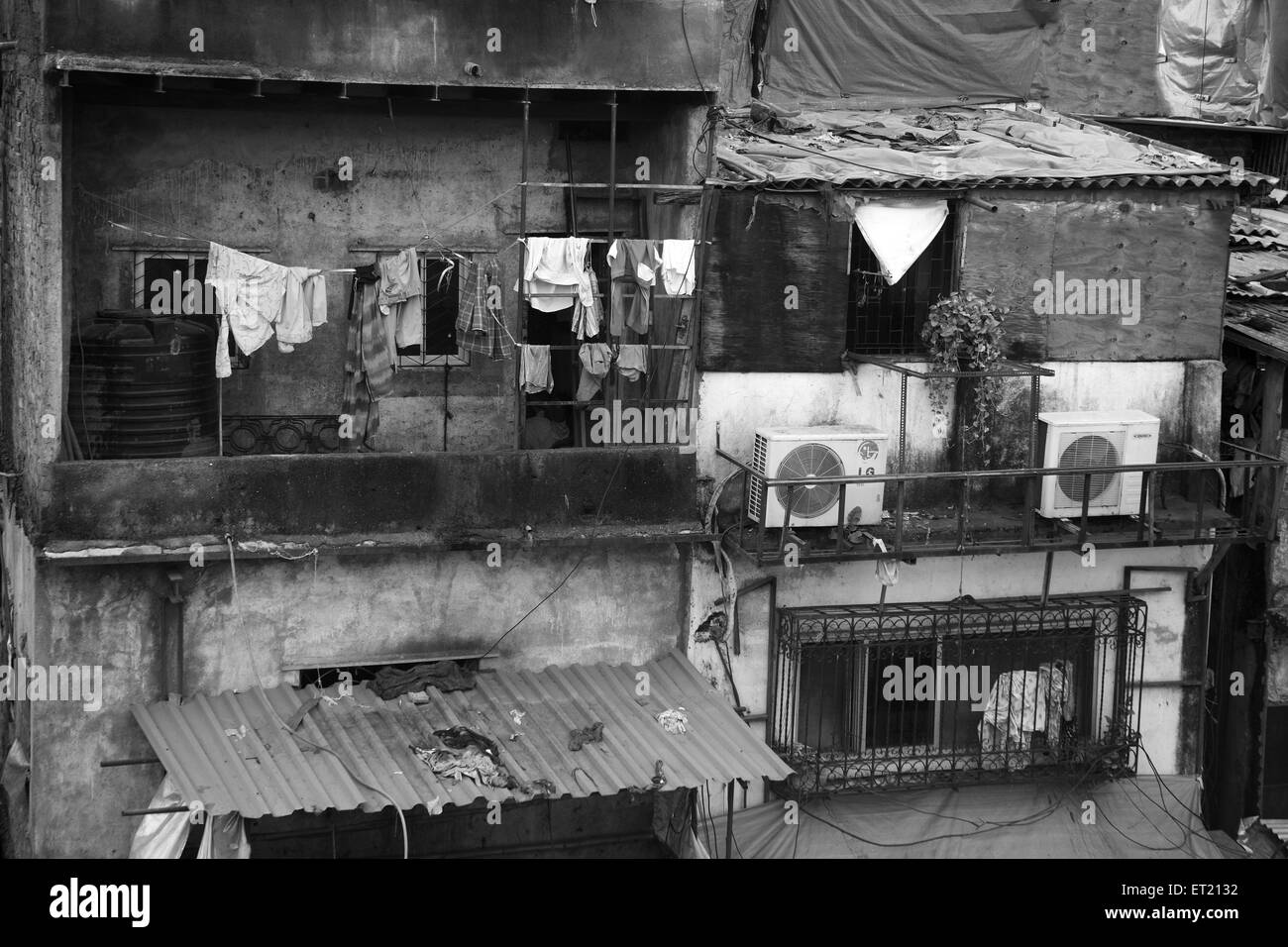 Slum Behram Naupada à Anant Kanekar Marg ; ; ; Bandra Bombay Mumbai Maharashtra Inde ; 9 Septembre 2009 Banque D'Images