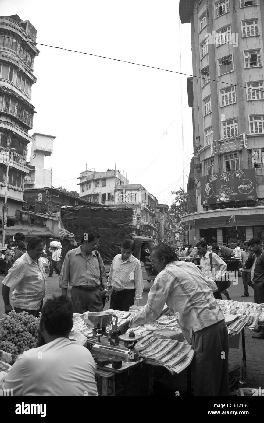 Vendeur de fruits ; Kalbadevi ; route ; Bombay Mumbai Maharashtra Inde 11 janvier 2010 ; Banque D'Images