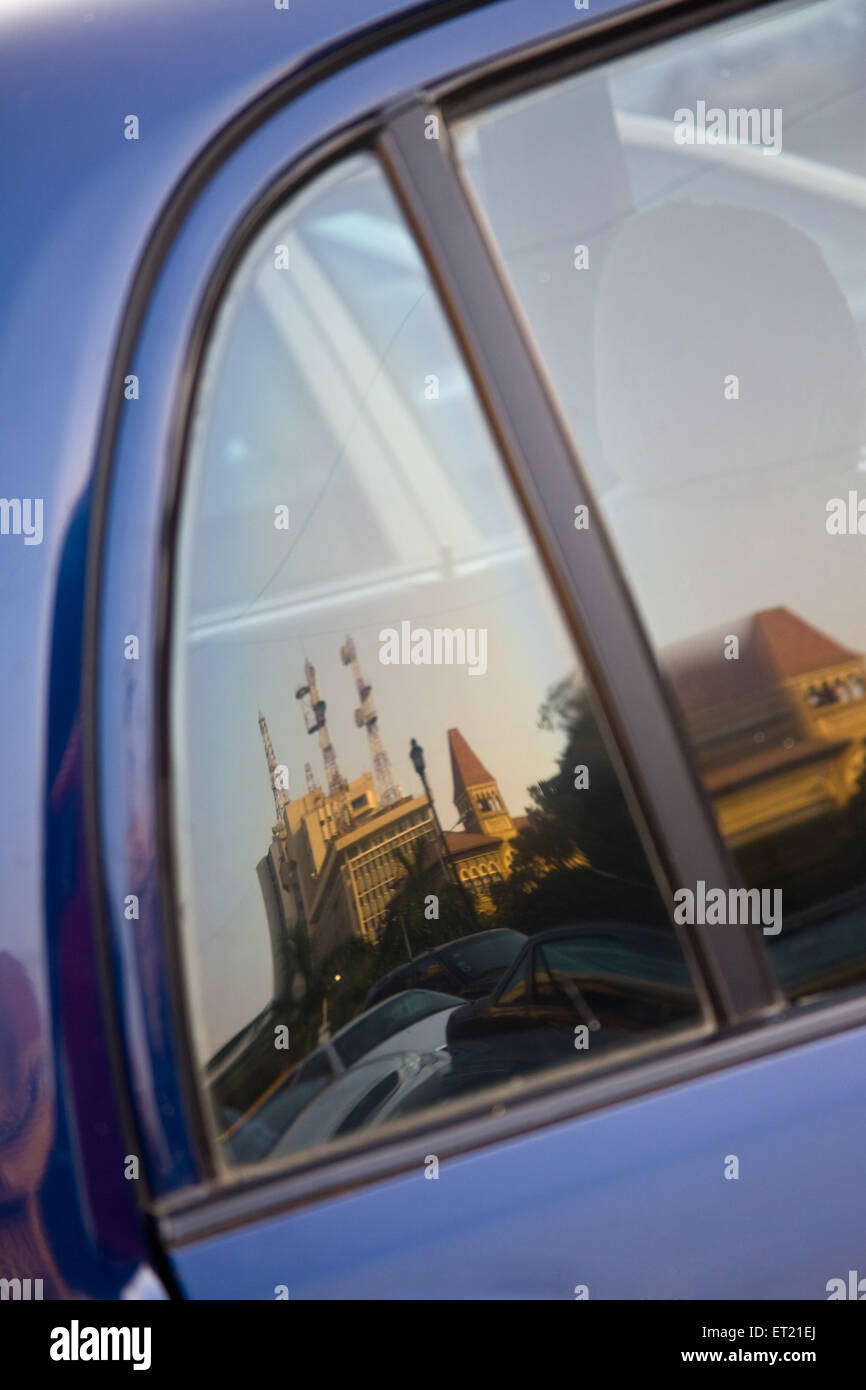 Bureau De Télégraphe Central réflexion sur la vitre de voiture ; Bombay Mumbai Maharashtra ; Inde ; 3 Février 2010 Banque D'Images
