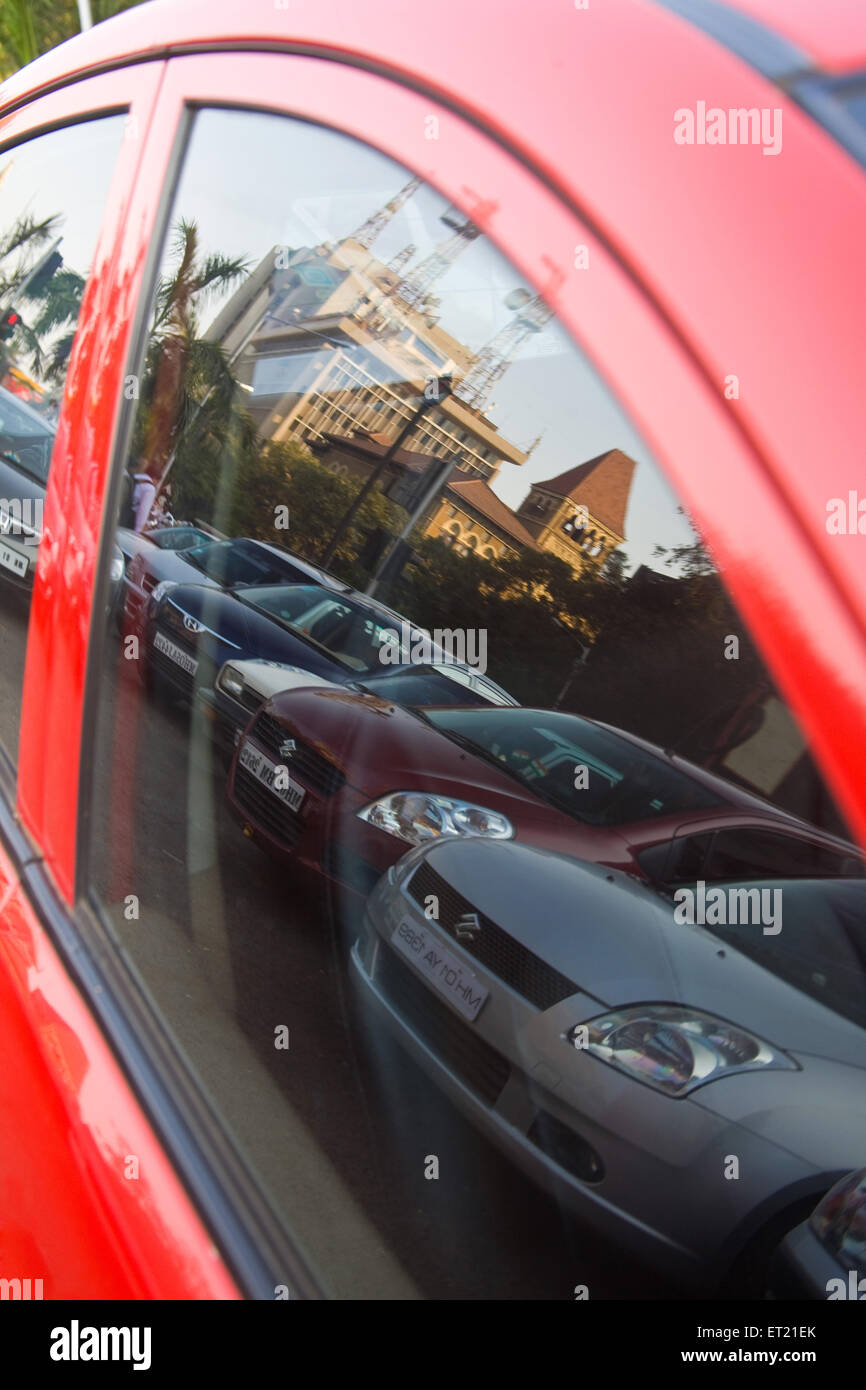 Telegraph office central du véhicule et la réflexion sur la fenêtre de voiture ; verre ; Bombay Mumbai Maharashtra Inde ; 3 Février 2010 Banque D'Images