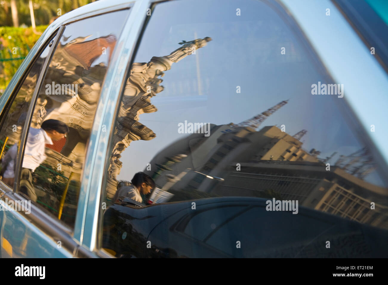 Fontaine Flora et téléphone exchange building réflexion sur la vitre de voiture ; Bombay Mumbai Banque D'Images