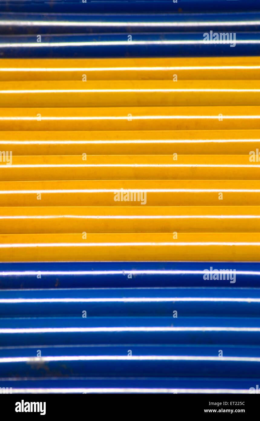 Volet roulant bleu jaune ; Panchgani ; District Satara ; Maharashtra ; Inde ; Asie Banque D'Images