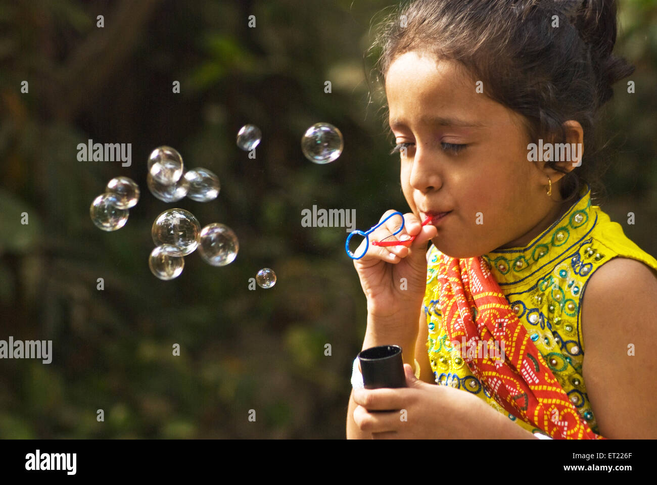 Jeune fille soufflant des bulles de savon MR# 714G Banque D'Images