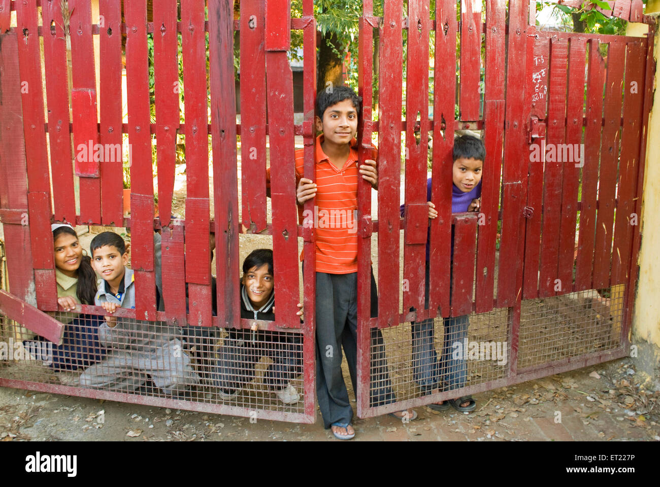 Les enfants en lorgnant red gate dans Nanhi Duniya Dehra Dun ; école ; Uttarakhand Uttaranchal Inde ; M.# 711 Banque D'Images