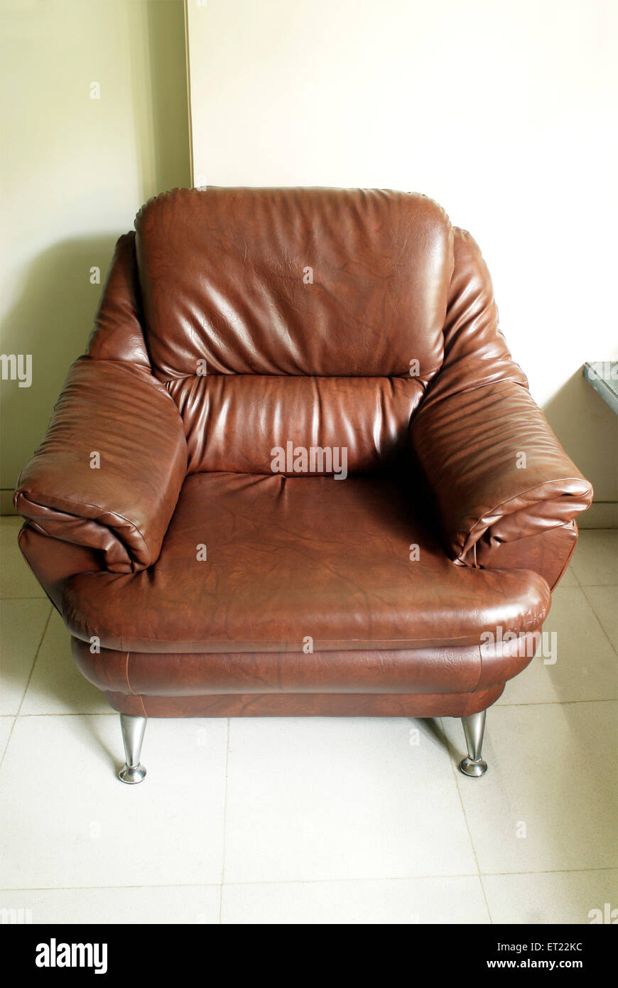 Canapé en cuir artificiel brun à siège simple, Mulund ; Bombay ; Mumbai ; Maharashtra ; Inde ; Asie Banque D'Images